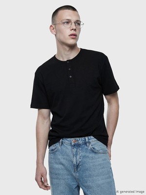 LC Waikiki Siyah Henley Yaka Erkek Tişört