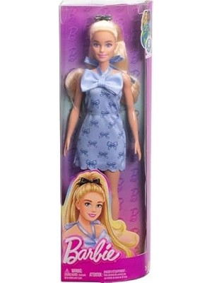 Fashionistas Bebek, Fiyonklu ve Önden Bağlamalı Mavi Elbisesi, Fiyonklu Siyah Saç Tokası ve Uyumlu Mavi Topuklu Ayakkabılarıyla Sarı Saçları At Kuyruğu Şeklinde Toplanmış, HYT93