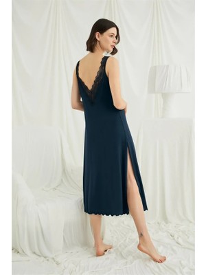Ang Butik Göğüs ve Sırt Dekolteli Dantelli ve Yırtmaçlı Gecelik