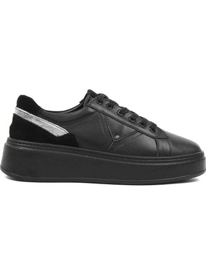 Celal Gültekin Kadın Siyah Bağcıklı Kalın Tabanlı Deri Sneaker