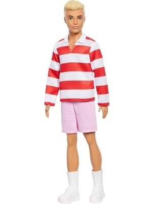 Fashionistas Ken Bebek Kırmızı Beyaz Polo Tişörtü, Pembe Şortu, Uzun Beyaz Çorapları ve Spor Ayakkabılarıyla Sarışın, HYV01