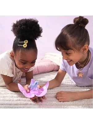 Prime Academy Bebek Tek Boynuzlu At Koleksiyon Figürü - Oynamak ve Koleksiyon Yapmak Için Sihirli Çiçekli Sürpriz Tek Boynuzlu At, Sevilen Netflix Serisine Uygun, 4 Yaş+ Çocuklar Için, Çeşitli Ürün