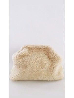Heybes Kadın Krem Peluş Teddy Clutch Çanta Yumuşak Vegan Deri İç Astar ile Modern Tasarım