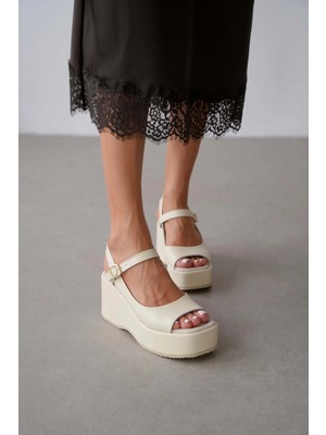Selin Shoes Verita Hakiki Deri Önden Açık Bilekten Bağlamalı Arka Kısmı Lastikli Dolgu Topuk Kadın Sandalet- Ekru