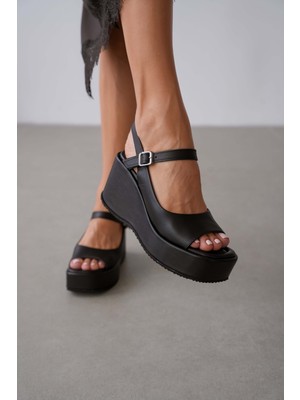 Selin Shoes Verita Hakiki Deri Önden Açık Bilekten Bağlamalı Arka Kısmı Lastikli Dolgu Topuk Kadın Sandalet- Siyah