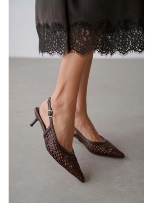 Selin Shoes Capria Sivri Burun Bilek Ayarlanabilir Toka Kadın Topuklu Ayakkabı- Kahverengi