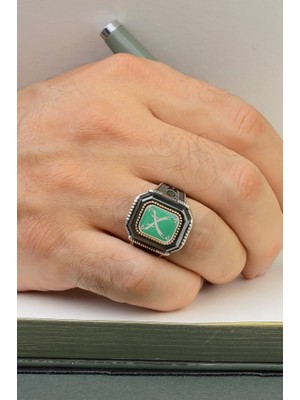 Innuendo Jewelry 925 Ayar Gümüş Yeşil Zeminli Zülfikar Kılıcı ve Zümrüt Detaylı Erkek Yüzük