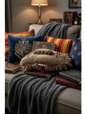 Miniso Harry Potter Lisanslı Canavarlar Kitabı Peluş Yastık 40 cm – Dekoratif Koleksiyon Minderi
