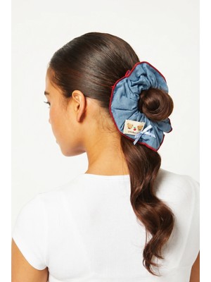 Katia & Bony Açık Mavi Denim Görünümlü Ayıcık Etiketli Fırfırlı Scrunchie Saç Tokası