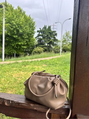 Nevalia Bej Büzgü Detaylı Kadın Omuz Çantası Günlük Şık Kullanım
