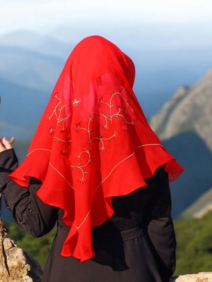 Baş Tasarım Sarmal Işlemeli Kırmızı Pamuklu Volanlı Kare Başörtü