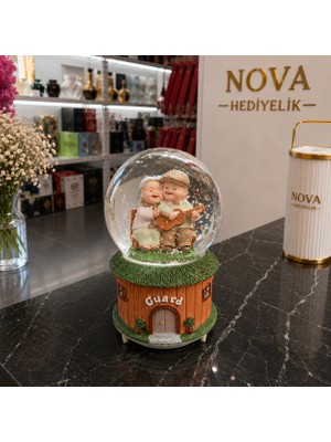 Novahediyelik Yaşlı Çift Büyük Boy Cam Kar Küresi Pilli - Renk Değiştiren Işıklı ve Müzikli - 16 cm x 10 cm