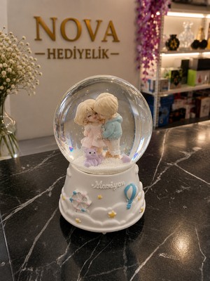 Novahediyelik Romantik Kar Küresi Orta Boy- Pilli , Işıklı, Müzikli - 12 x 8 cm