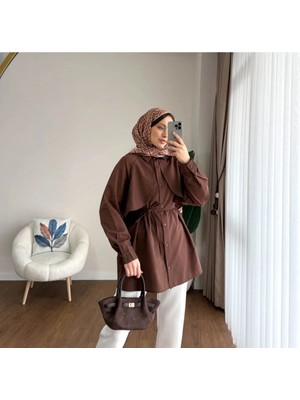 Moonsc Kadın Regular Fit Pelerinli Bel Bağlamalı Standart Beden Kahverengi Tesettür Gömlek - Tunik