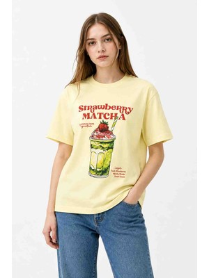 Bisou Kadın Strawberry Matcha Baskılı Tişört – Pamuklu Rahat Kesim Yazlık T-Shirt