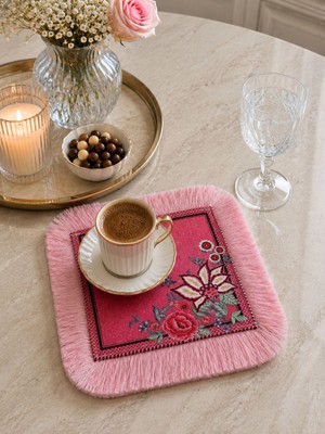 Karam Home Pembe Çiçek Desenli Püsküllü Kahve Yanı Sunumluğu | Dekoratif Sunum Peçetesi