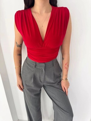 Zenvia Kadın Vatkalı Kolsuz V Yaka Drapeli Crop Bluz Likralı Fit - Kırmızı