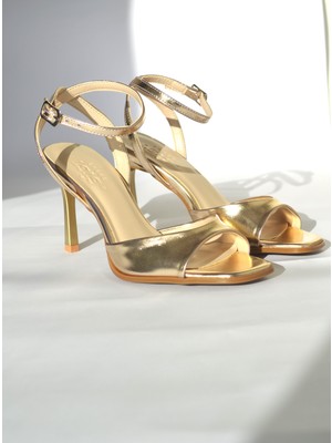 Rafa Shoes Önü Arkası Açık Küt Burun Rugan Bilekten Bağlamalı Tek Bant İnce Topuklu Abiye Kadın Ayakkabısı - Metalik Gold Altın renk - Düğün Nişan Tarzı