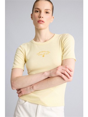 DeFacto Slim Fit Bisiklet Yaka Nakış Baskı Çiçekli Fitilli Kısa Kollu Açık Sarı Tişört I0940AX26SM