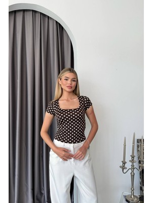 Vadon 1004 Kadın Pamuklu Kare Yaka Puantiyeli Yan Büzgü Detaylı Crop T-Shirt Bluz Kahverengi
