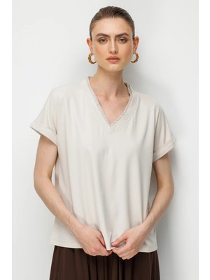 On Kadın Yakası Zincirli V Yaka T-Shirt 71352 Taş