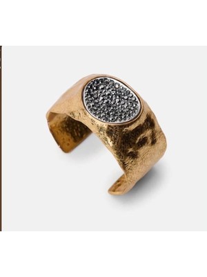 Nergis Collection Kadın Gold Renk Geniş Kelepçe Bileklik Siyah Taş Detaylı Vintage Desenli Cuff Bilezik