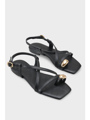 Capone Outfitters Roxy Küt Burunlu Metal Parmak Arası Bantlı Düz Topuklu Kadın Sandalet