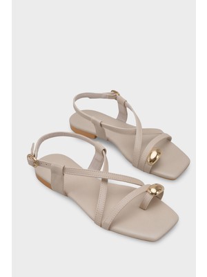 Capone Outfitters Roxy Küt Burunlu Metal Parmak Arası Bantlı Düz Topuklu Kadın Sandalet