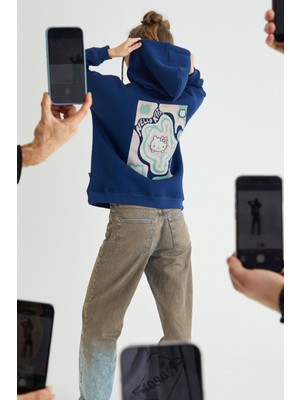 Lisanslı Kapüşonlu Kalın Sweatshirt