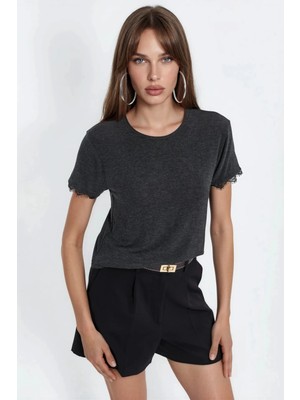 Hiccup Kadınlar Busem Aksesuar Detaylı Düz Yaka T-Shirt Koyu Gri