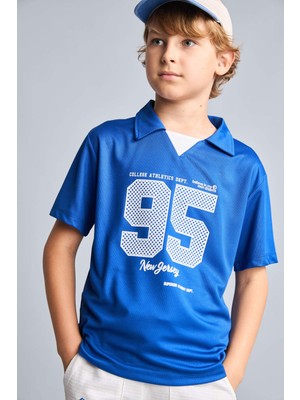 DeFacto New Regular Fit V Yaka Baskılı Mesh Forma Kumaş Kısa Kollu Sax Mavi Tişört Erkek Çocuk H7873A826HS