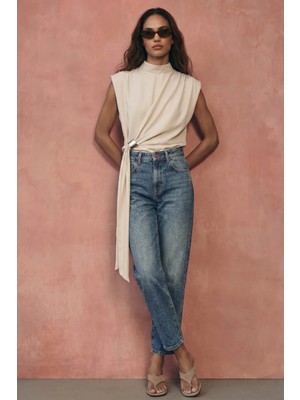 Sateen Kuşak Detaylı Aksesuarlı Bluz - Bej