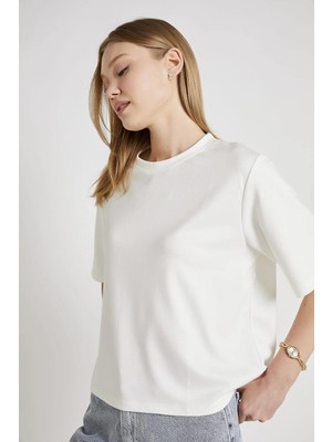 Tena Kadın Beyaz Bisiklet Yaka Oversize Basic Tişört