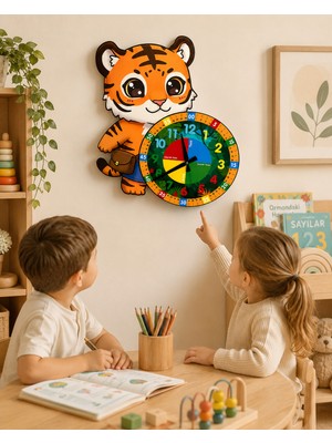Karbonsoft Sevimli Çantalı Kaplan Tiger Montessori Çocuk Odası Eğitici Ahşap Duvar Saati - Sessiz Mekanizma