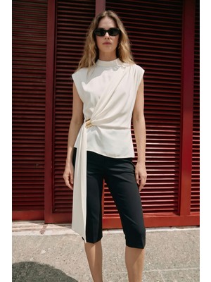 Sateen Kuşak Detaylı Aksesuarlı Bluz - Ekru