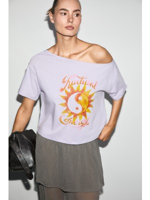 Grimelange Qaly Kadın Kayık Yaka Tek Omuz Kısa Kol Ön ve Arka Baskı Detaylı Relaxed Lila T-Shirt