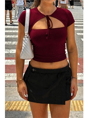 Cool Tarz Kadın Dekolteli Ön Bağlama Detaylı Vücuda Oturan Crop Tişört