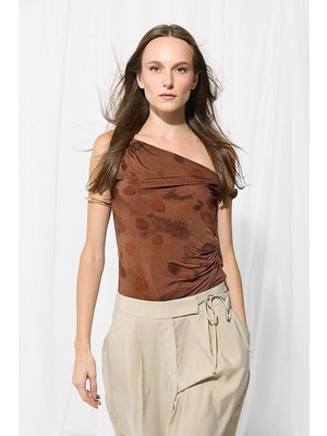 Gusto Iz Koleksiyonu Eco Print Tek Omuz Burgulu Atlet Bluz - Kahverengi