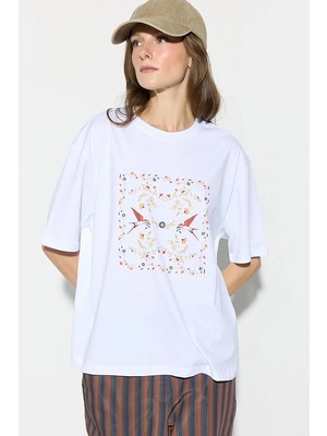 Gusto Kırlangıç Baskılı Rahat Kesim Pamuk T-Shirt - Beyaz