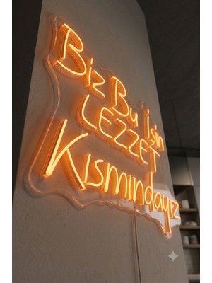 Dekoraven Biz Bu Işin Lezzet Kısmındayız Yazılı LED Neon Tabela Duvar Dekorasyonu Kafe Restoran Işıklı LEVHA(80X55CM)