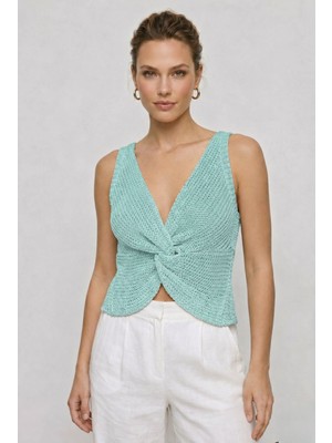 Neden Tekstil Twist Knot Detaylı Premium Kadın Triko Bluz – V Yaka Örgü Dokulu Şık Crop Tasarım