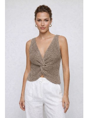 Neden Tekstil Twist Knot Detaylı Premium Kadın Triko Bluz – V Yaka Örgü Dokulu Şık Crop Tasarım