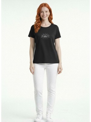 Neden Tekstil Kadın Basic Güneş Desenli Yuvarlak Yaka Kısa Kollu T-Shirt