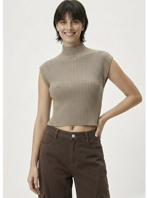 Neden Tekstil Kadın Yarım Balıkçı Yaka Fitilli Triko Kolsuz Crop Bluz