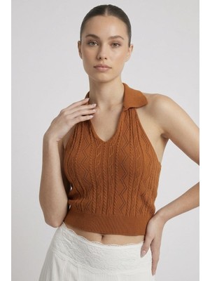 Neden Tekstil Kadın Polo Yaka Sırt Dekolteli Crop Bluz
