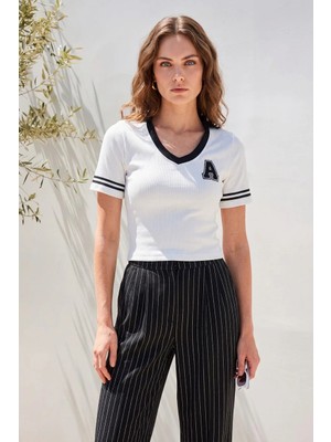 Hanka Kadın Polo Yaka Harf Detaylı Basic Çizgili Kol Detayı Triko Beyaz Bluz