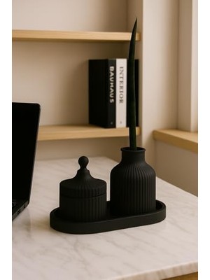 TeknoKapsül 3 Parçalı Siyah Dekoratif Set – Çizgili Vazo, Kapaklı Mumluk & Oval Tepsi