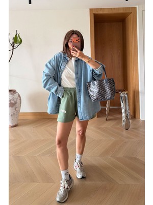 Özge Özgenç Yazı Baskılı Şort