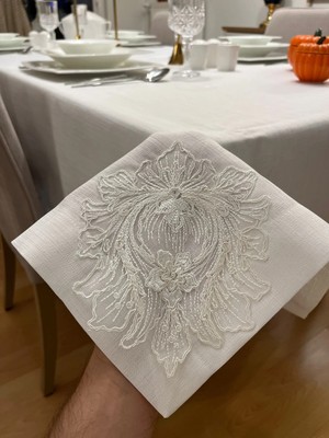 Zeren Home Lotus Fransız Dantel Detaylı Kırık Beyaz Masa Örtüsü | El Işçiliği Dantel Aplikeli | %100 Polyester | Özel Ölçü Dikim