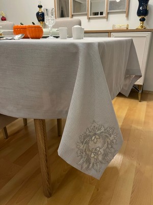 Zeren Home Lotus Fransız Dantel Detaylı Simsiz Gri Masa Örtüsü | El Işçiliği Dantel Aplikeli | %100 Polyester | Özel Ölçü Dikim